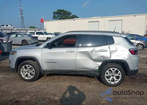2025 Jeep Compass Latitude 4X4 z USA, uszkodzony, nr VIN 3C4NJDBN5ST544793